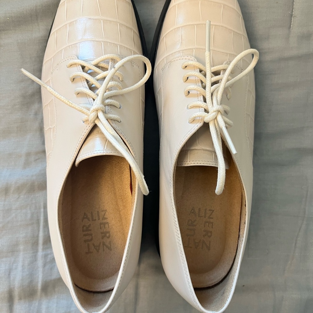 Naturalizer Cream Flats Minimalist Design